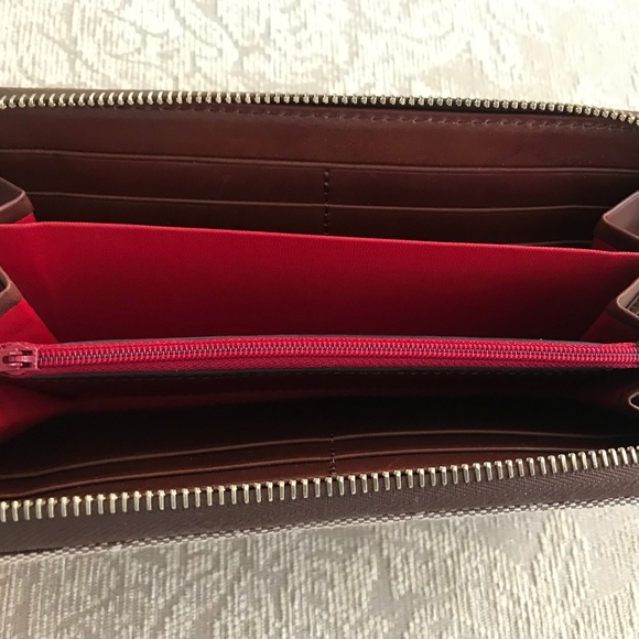 ✨ NEW Dooney and Bourke Signature Wallet - Picture 4 of 4